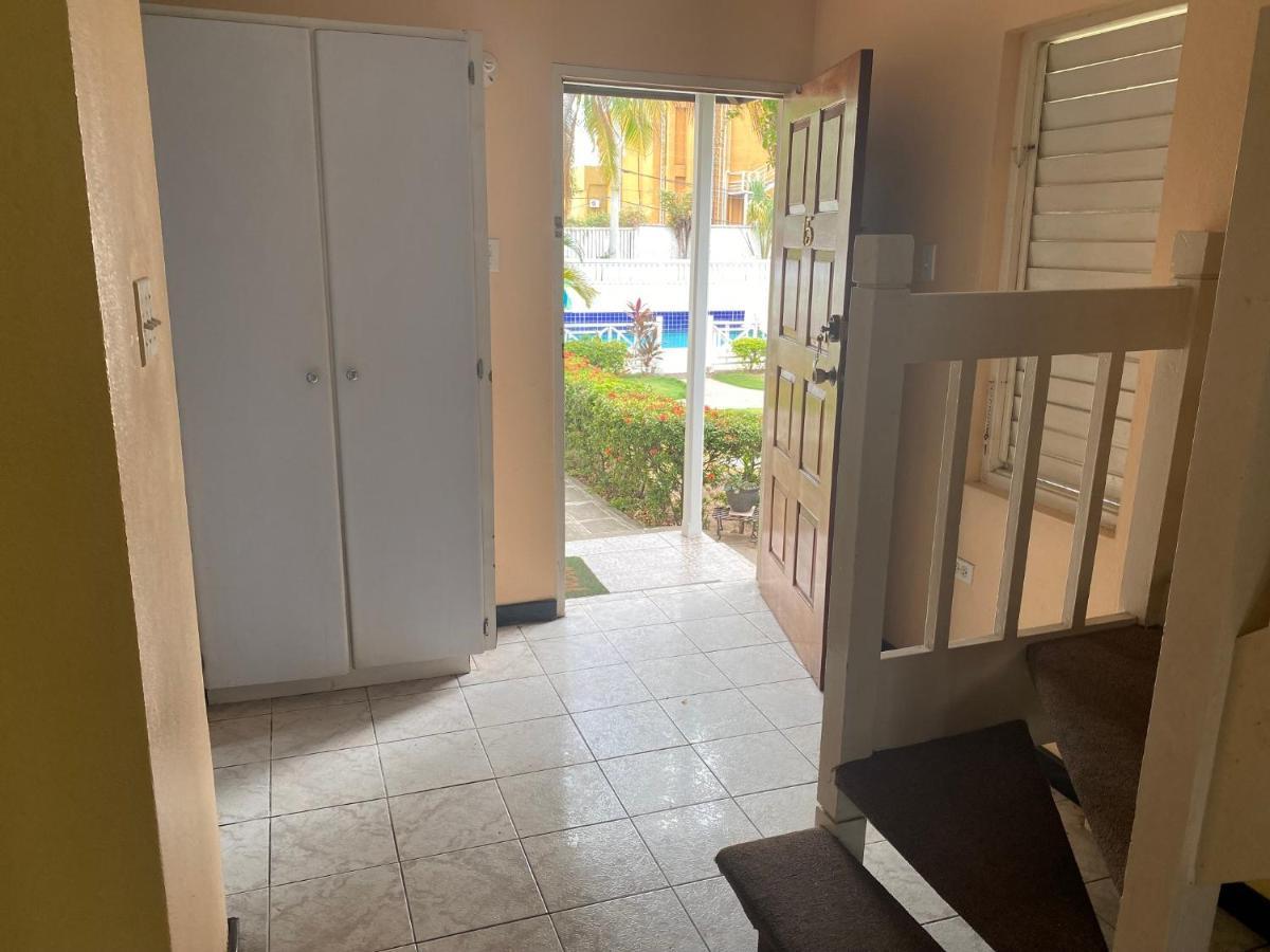 Finest Accommodation Renfrew Place 4-12 Renfrew Rd 2 Bedroom 2 Bat Apt # 15 New Kinston Jamaica Kingston Exterior foto
